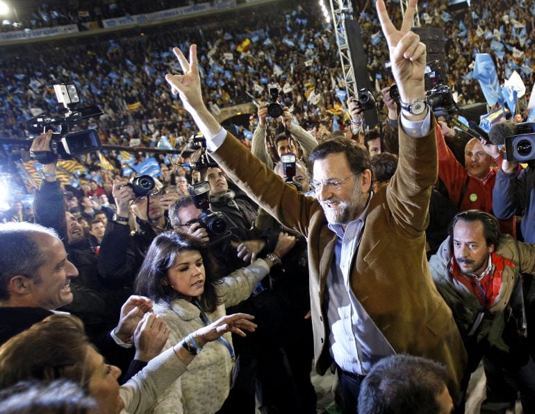 Mitin de cierre de campaña del PP en la plaza de toros de Valencia para las elecciones generales del 9 marzo de 2008. Mariano Rajoy saluda a los asistentes. A su izquierda, agachado, Álvaro Pérez Alonso, conocido como &quot;El Bigotes&quot;, presidente de Orange Ma