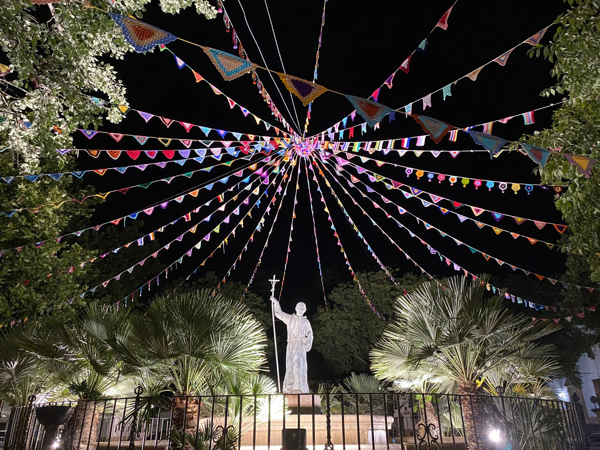 El centro de la plaza Ruedo Alameda contará con los adornos del taller de crochet de la asociación  de vecinos hasta el mes de octubre