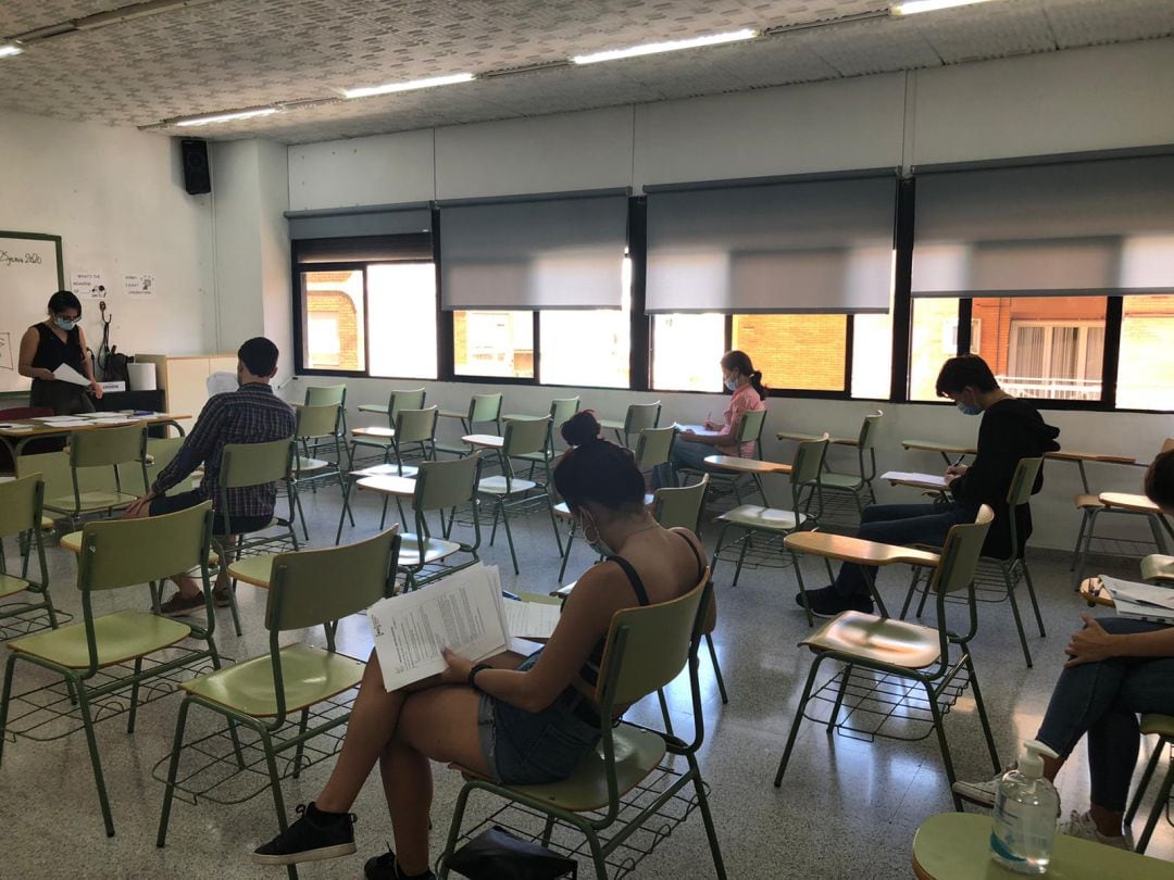 Alumnos de la EOI de Alicante durante las pruebas de certificación que se han llevado a cabo en los días pasados.