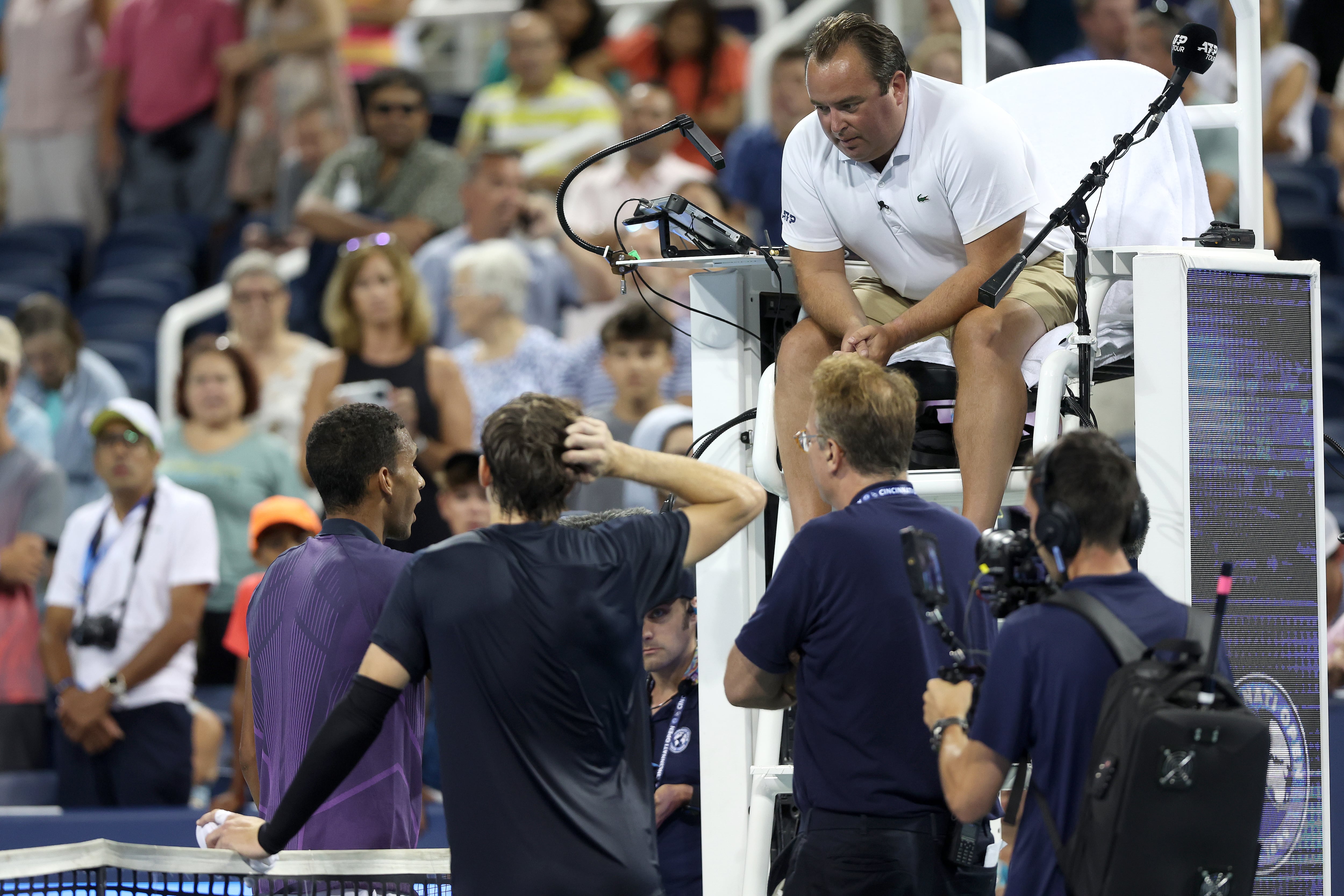 Felix Auger-Aliassime recriminando al juez de línea la decisión