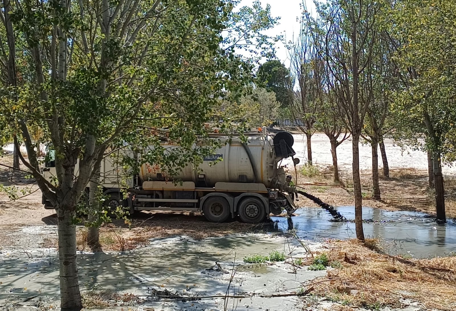 Un camión cisterna vertiendo lodos en el Parque del Agua