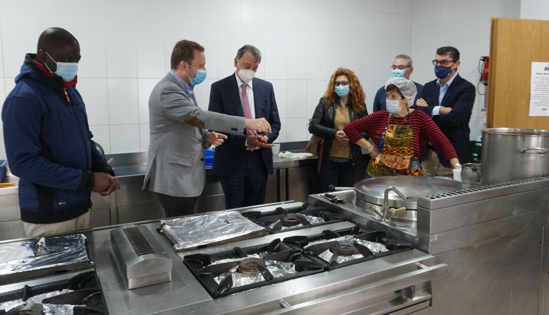 Acto de entrega de alimentos en el &#039;Cotolengo&#039;. 