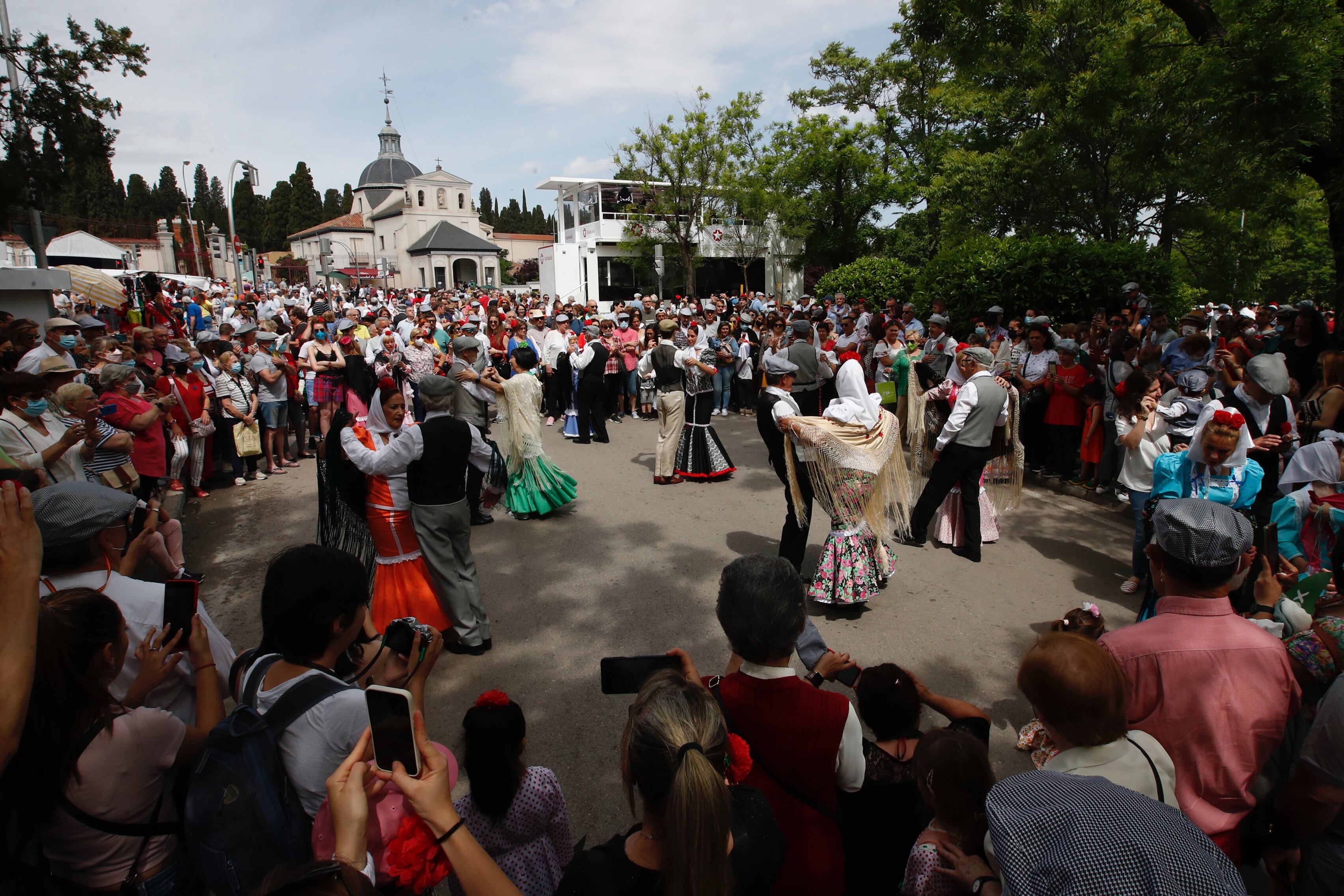 Varios chulapos bailan un chotis en la Pradera de San Isidro durante las celebraciones por la festividad del patrón de Madrid, este domingo, en la capital española.