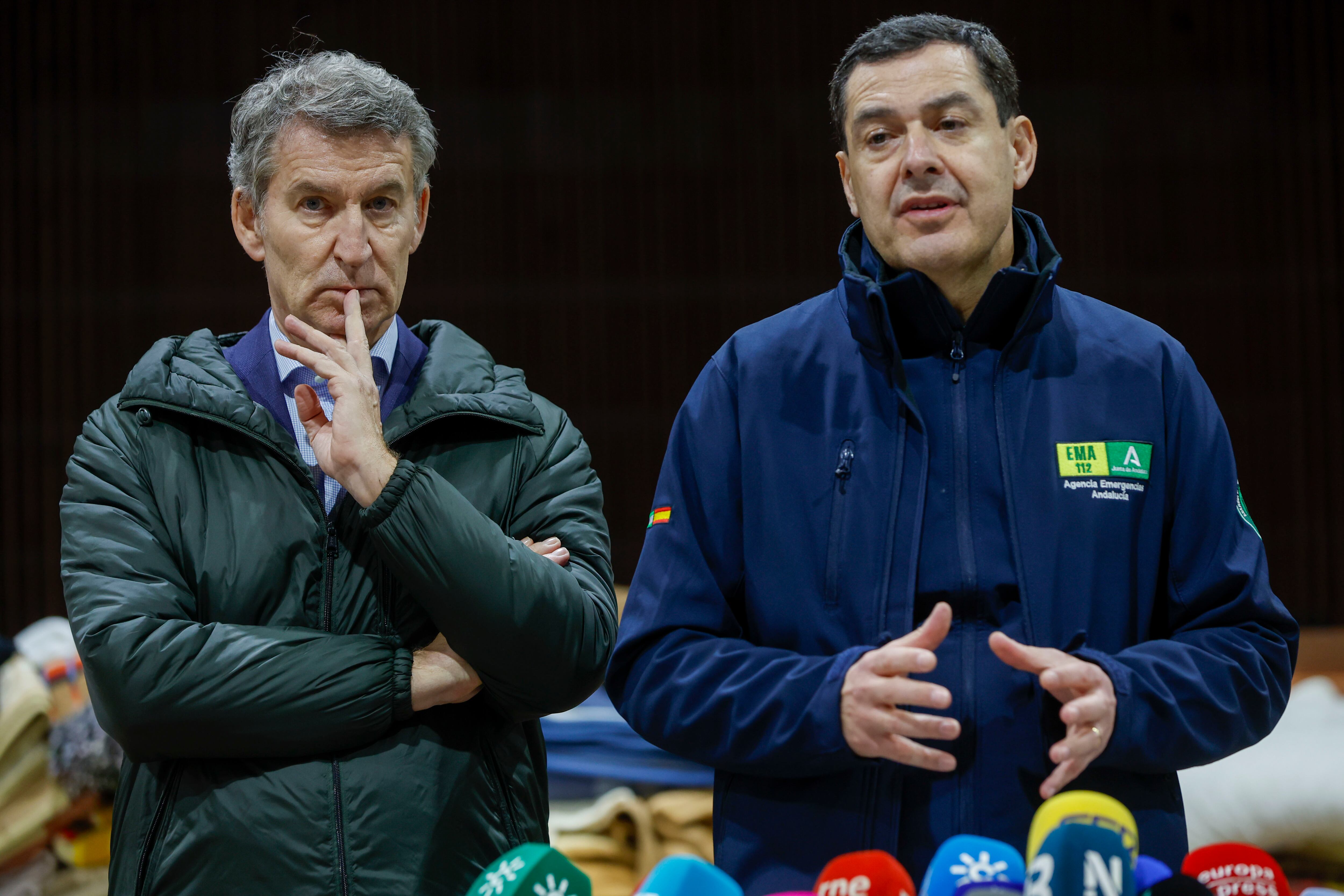ADAMUZ (CÓRDOBA), 19/01/2026.- El presidente de la Junta de Andalucía Juanma Moreno Bonilla y el líder del PP Alberto Nuñez Feijóo, este lunes en Adamuz (Córdoba). Al menos 40 personas han fallecido en el accidente de trenes de Ademuz (Córdoba), y decenas han resultado heridas cuando un tren de la compañía Iryo procedente de Málaga con destino a Puerta de Atocha (Madrid), descarriló sus tres últimos vagones e invadió la vía contigua por la que en ese momento circulaba otro convoy de Renfe con destino a Huelva, que también descarriló.- EFE/ Jorge Zapata