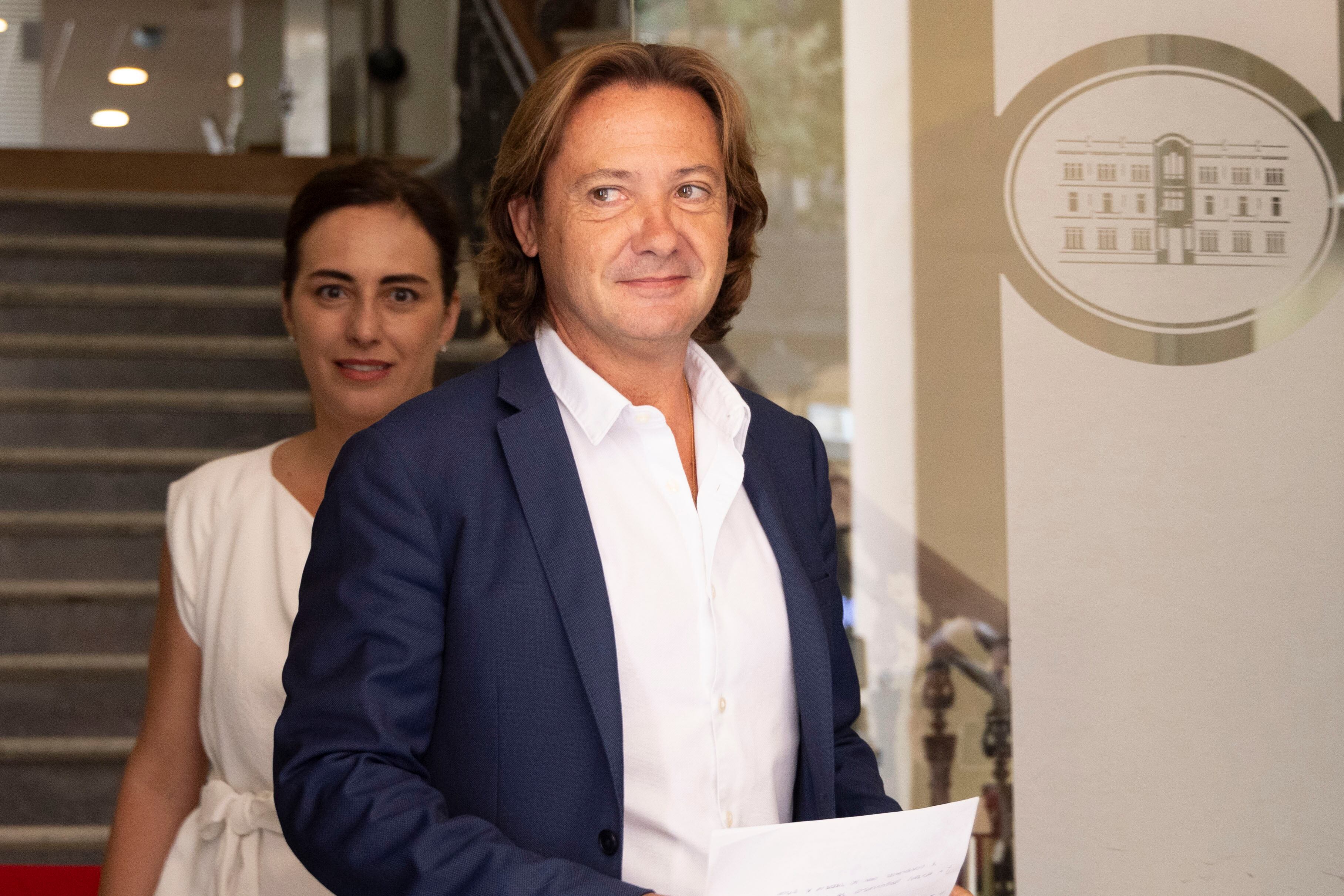 PALMA DE MALLORCA, 19/06/2023.- Jorge Campos (d), líder de Vox en Baleares, y la diputada de su partido Idoia Ribas (d), número dos de la lista autonómica por Mallorca en las elecciones del 28M y nueva portavoz de Vox en el Parlament tras la renuncia de Campos, a su llegada a un encuentro con los medios en Palma de Mallorca, este lunes. Campos será el cabeza de lista de la formación en el archipiélago en los comicios al Congreso del 23 de julio. EFE/ Cati Cladera
