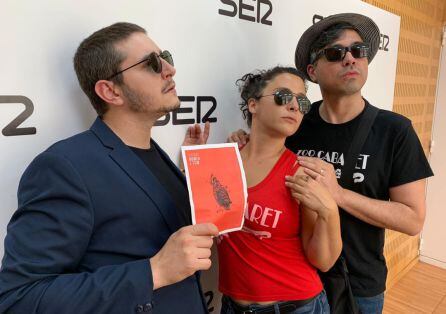 Fran Bermejo (camiseta negra), acompañado de dos de su compañeros en Zoo Cabaret; Emmanuel Vizcaíno y Elena Serrano. Foto archivo