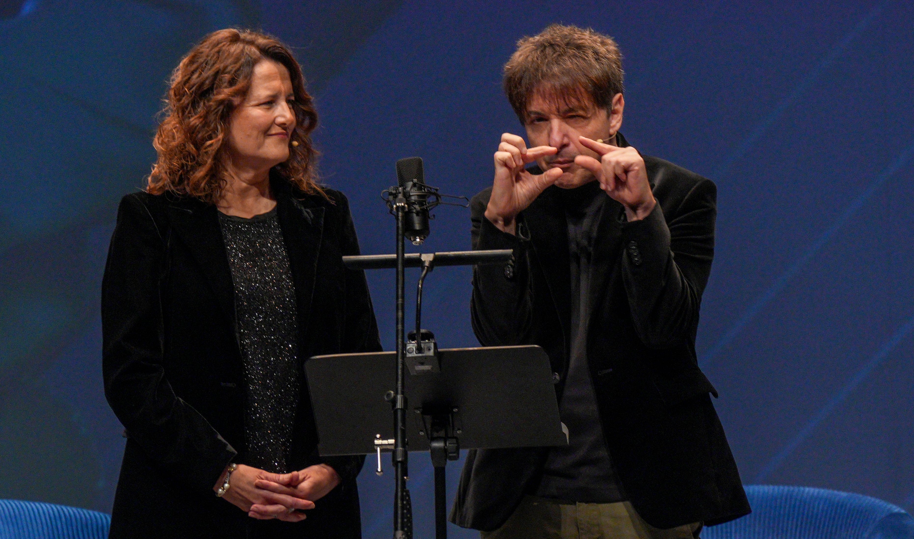 Juan Carlos Ortega y Conchi Castañeda interpretando una radionovela.