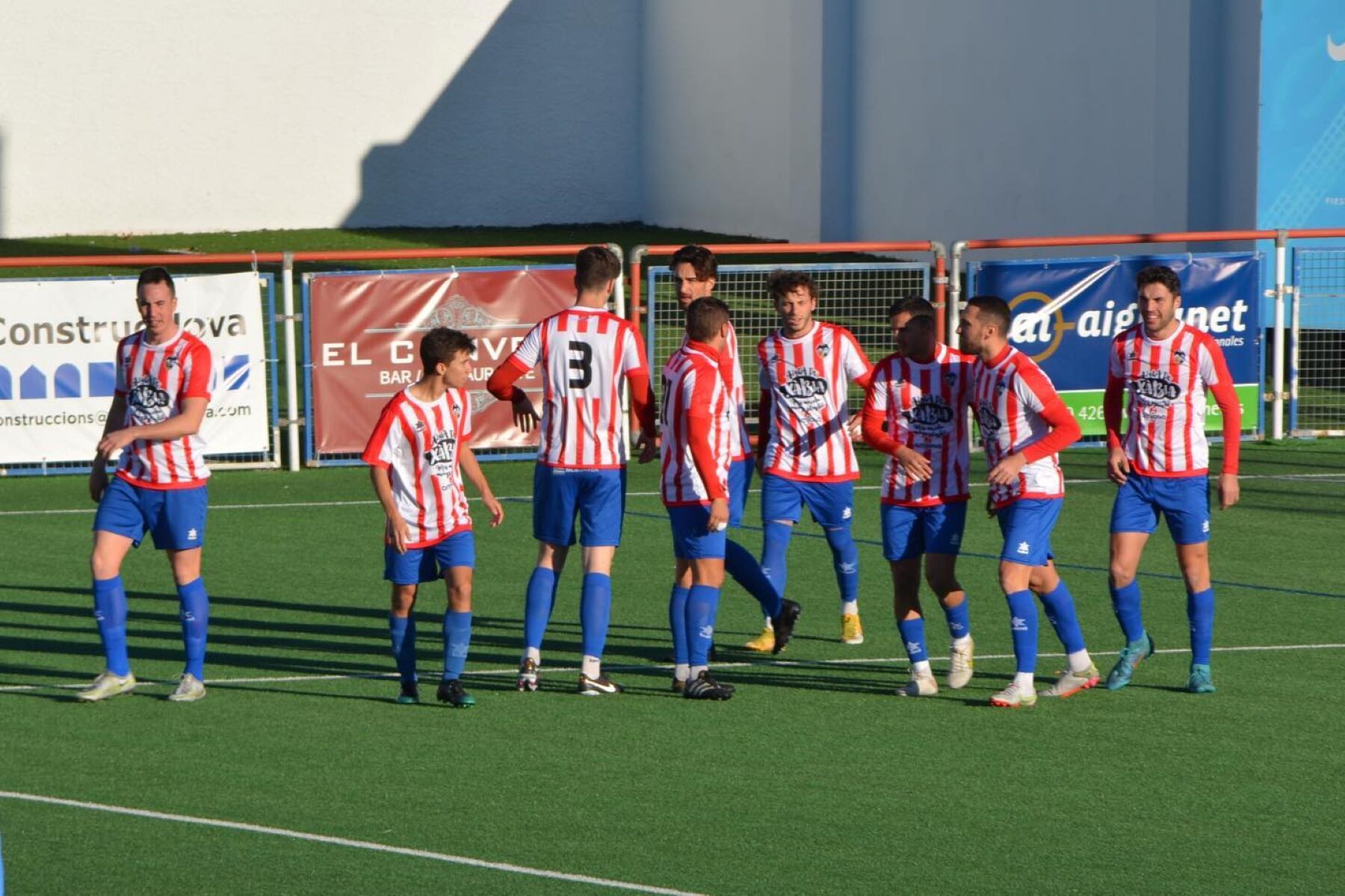 Jugadores rojiblancos celebrando un gol.