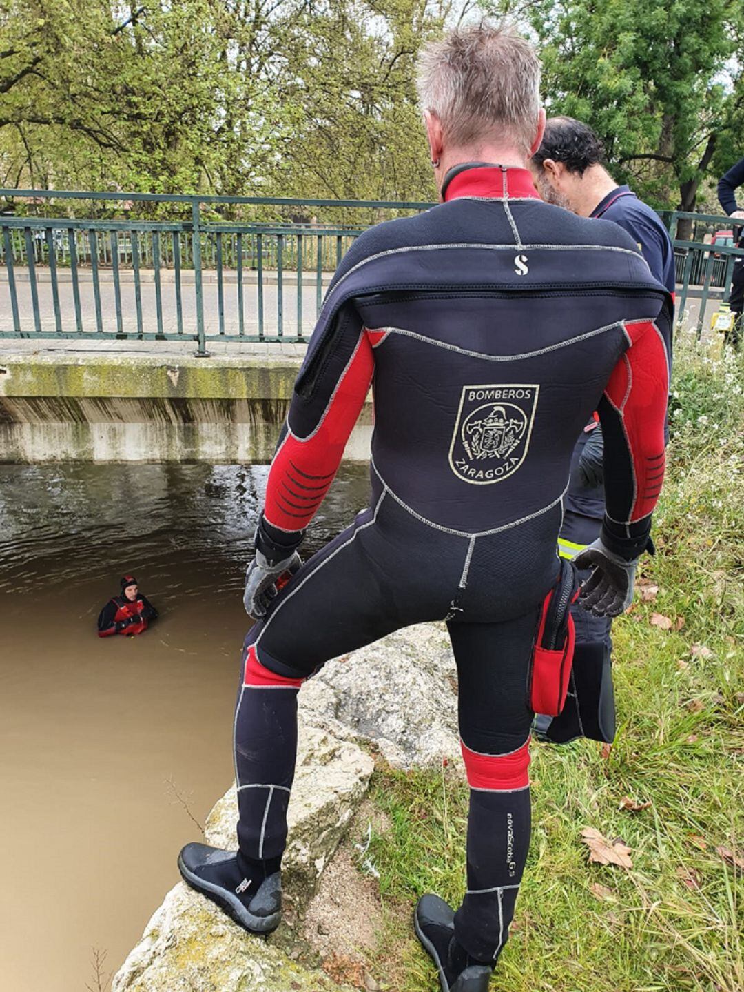 Los Bomberos de Zaragoza han encontrado el cuerpo en el Canal Imperial de Aragón 