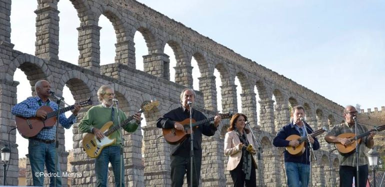 Nuevo Mester de Juglaría en una de sus acuaciones a los pies del acueducto de Segovia