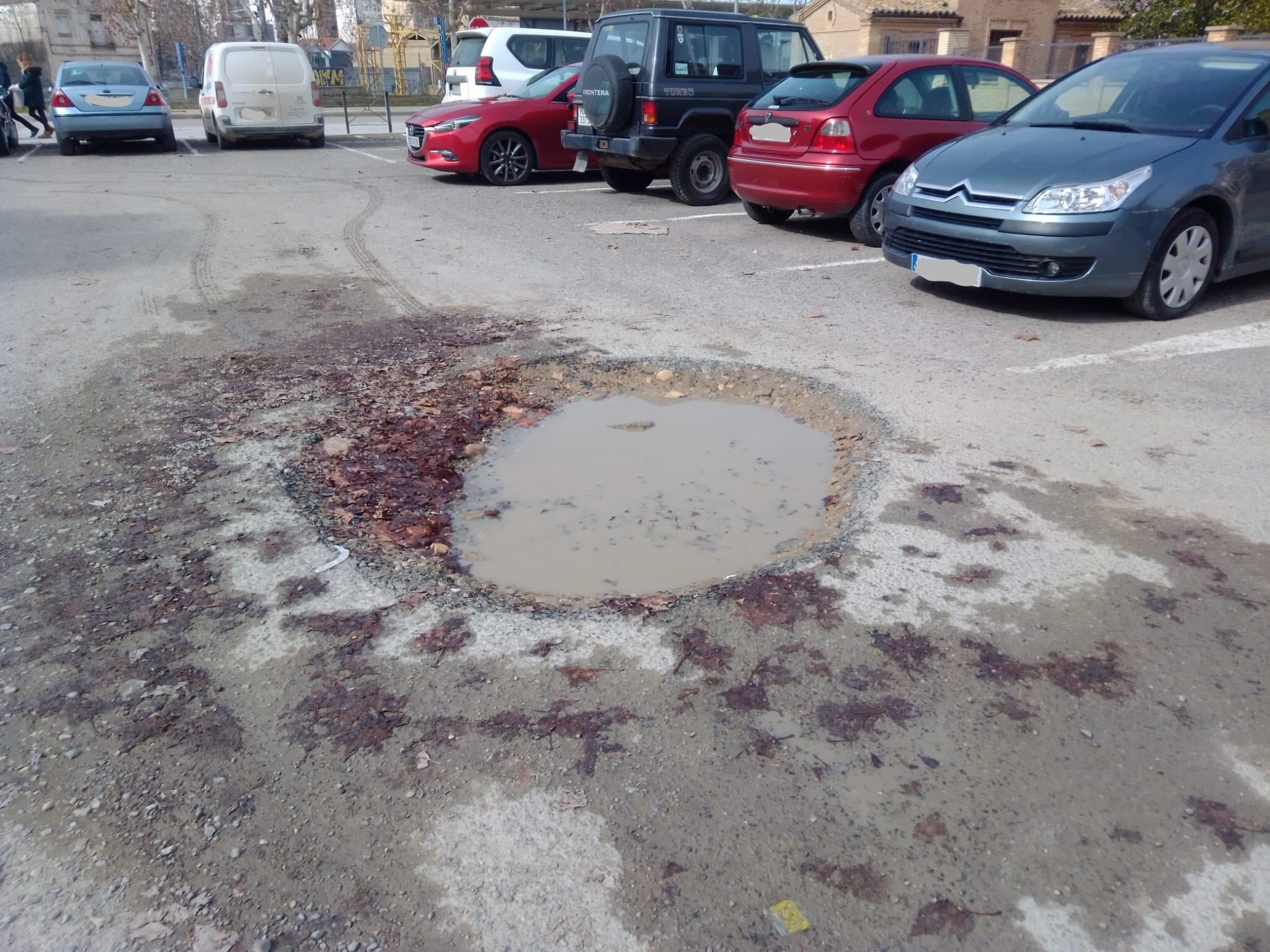 Uno de los baches del aparcamiento