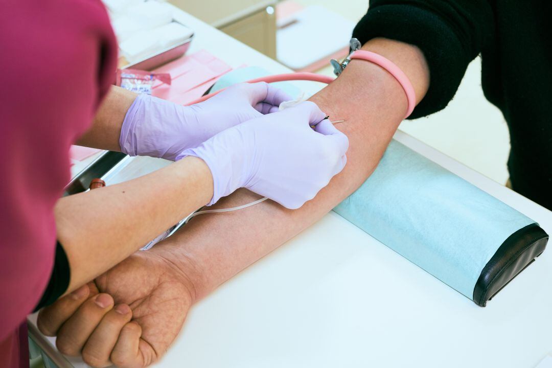 un hombre dona sangre.