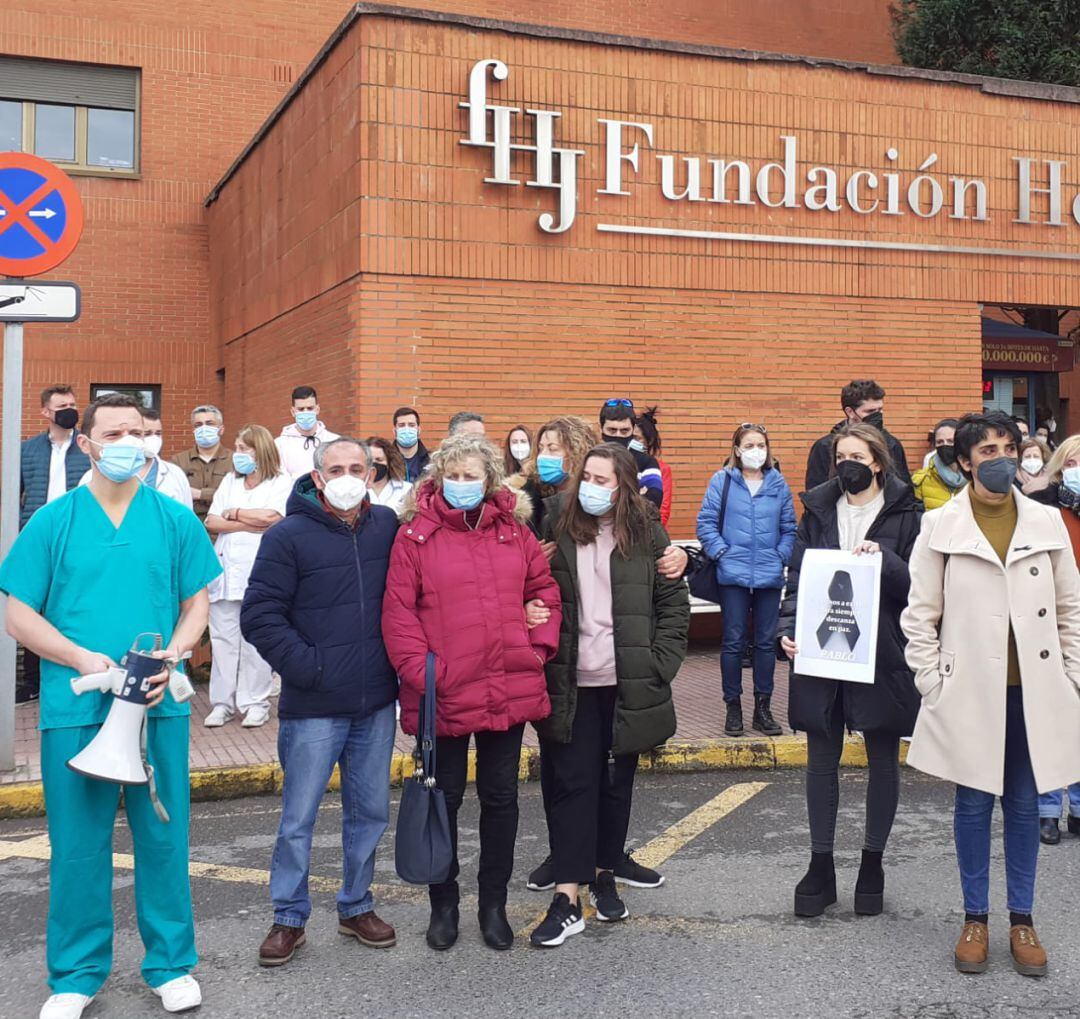 Los padres y la novia del fallecido en el homenaje que le rindieron sus compañeros de hospital. 