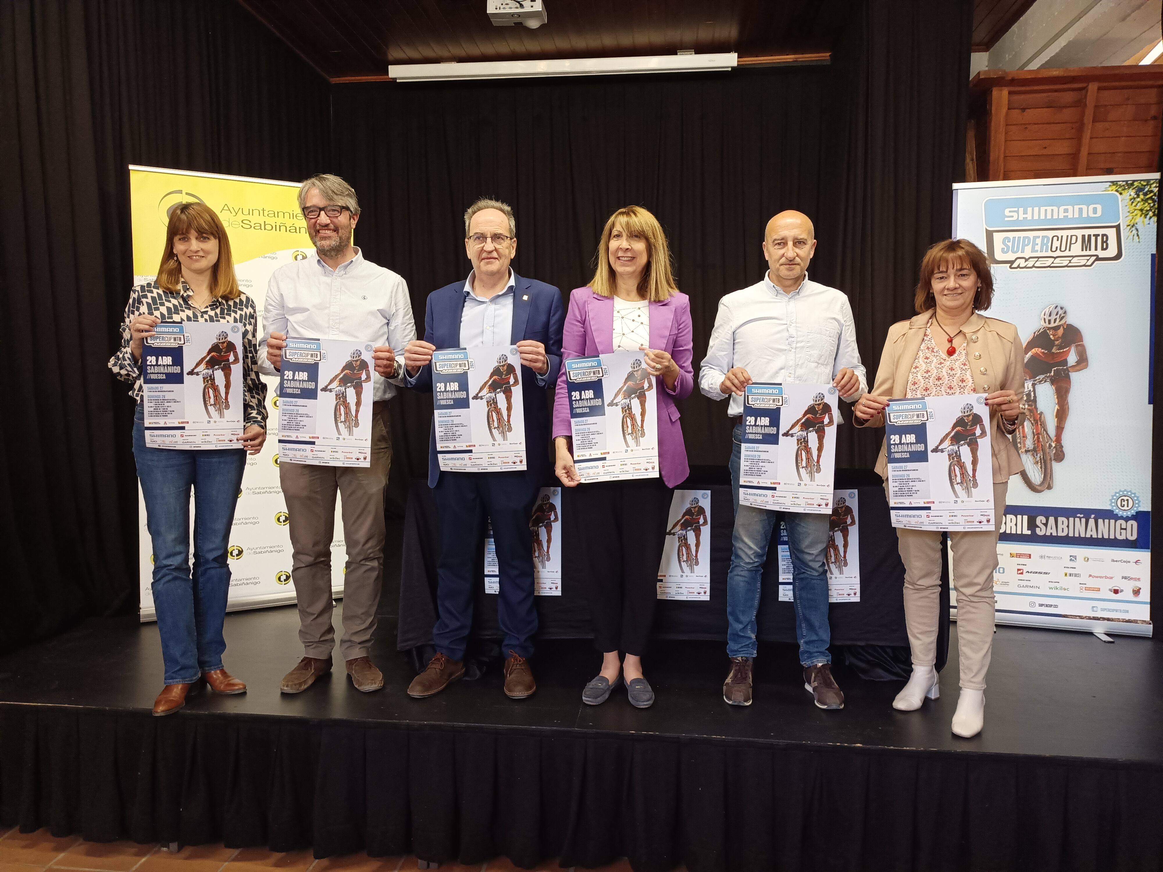 Joan Miró, de Ocisport, empresa organizadora de la prueba, junto a el Club Ciclista Edelweis, y representantes de Ayuntamiento, Diputación y Comarca