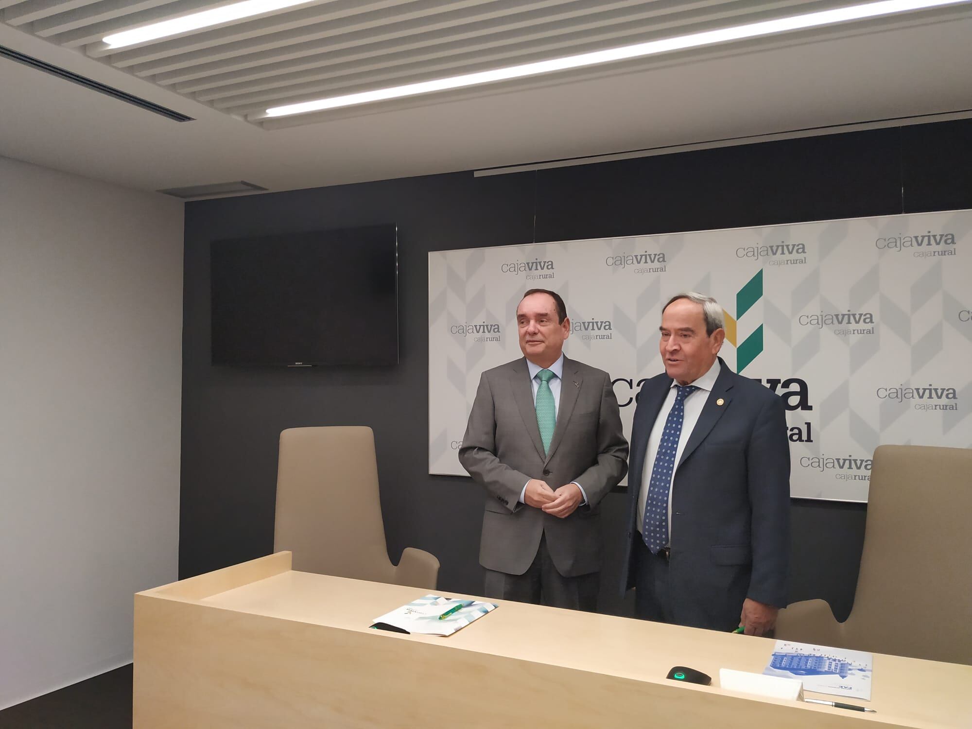 El presidente de Cajaviva, Ramón Sobremonte y el vicepresidente de FAE, Gonzalo López.