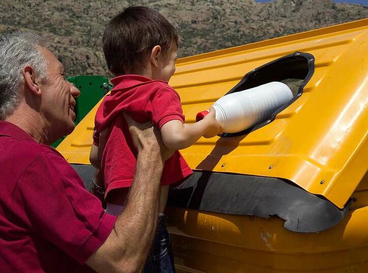 Familia reciclando envases