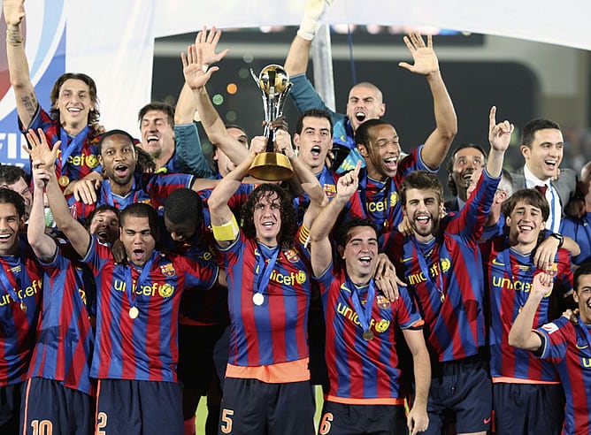 Puyol alza el trofeo del Mundial de Clubes