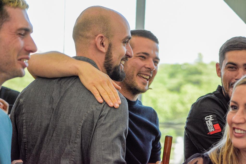 Carlos Maldonado y su equipo. Foto: Retorno producciones.