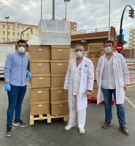 La llegada de las 2.200 batas al hospital Morales Meseguer, ha sido recibida con gran alegría por parte de los profesionales sanitarios