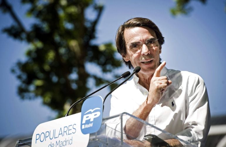 El presidente de honor del PP, José María Aznar, en un mitin en Madrid Río, arropa a Cristina Cifuentes y Esperanza Aguirre.