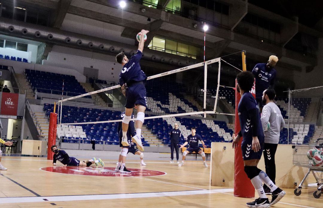 Entrenamiento del Urbia U Energía Voley Palma.