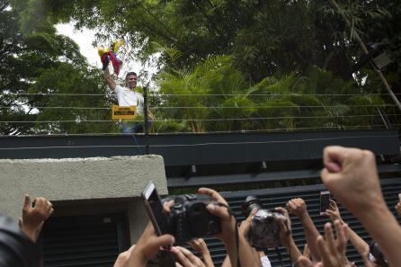 El líder opositor venezolano Leopoldo López saluda a sus seguidores desde su residencia en Caracas (Venezuela), donde cumplía arresto domiciliario. Foto de archivo.