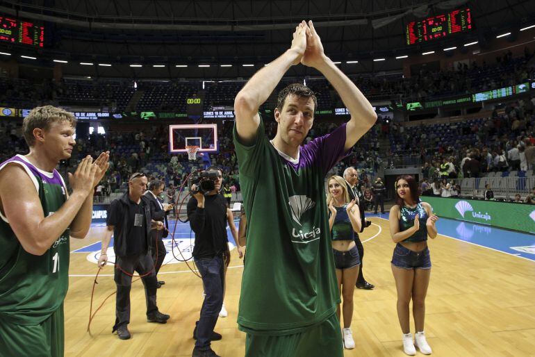 Fran Vázquez agradece el público la ovación tras convertirse en el máximo taponador de la ACB