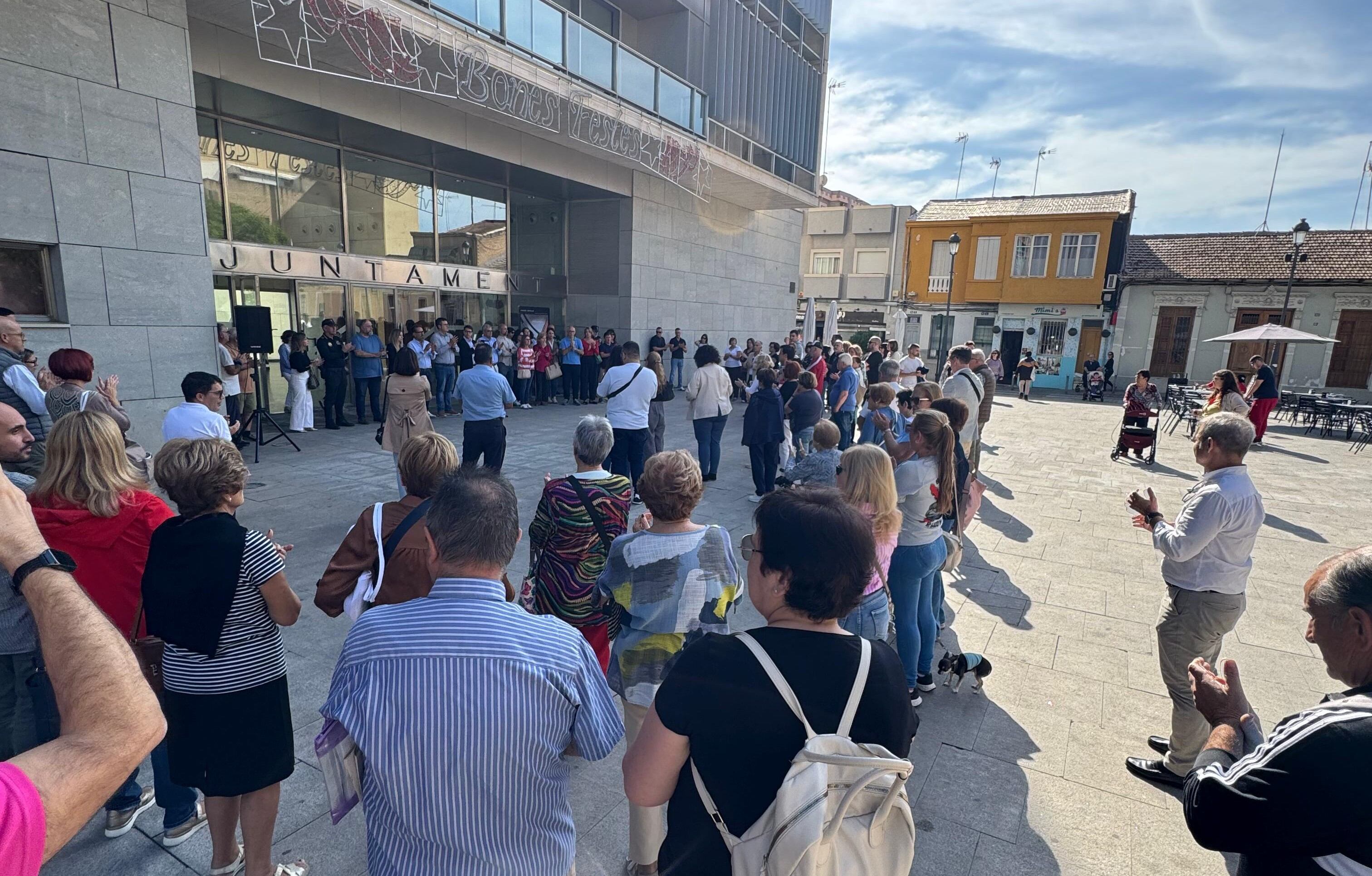 La ciudadanía y la Corporación municipal de San Vicente guardan un minuto de silencio por el aniversario de la DANA de Valencia