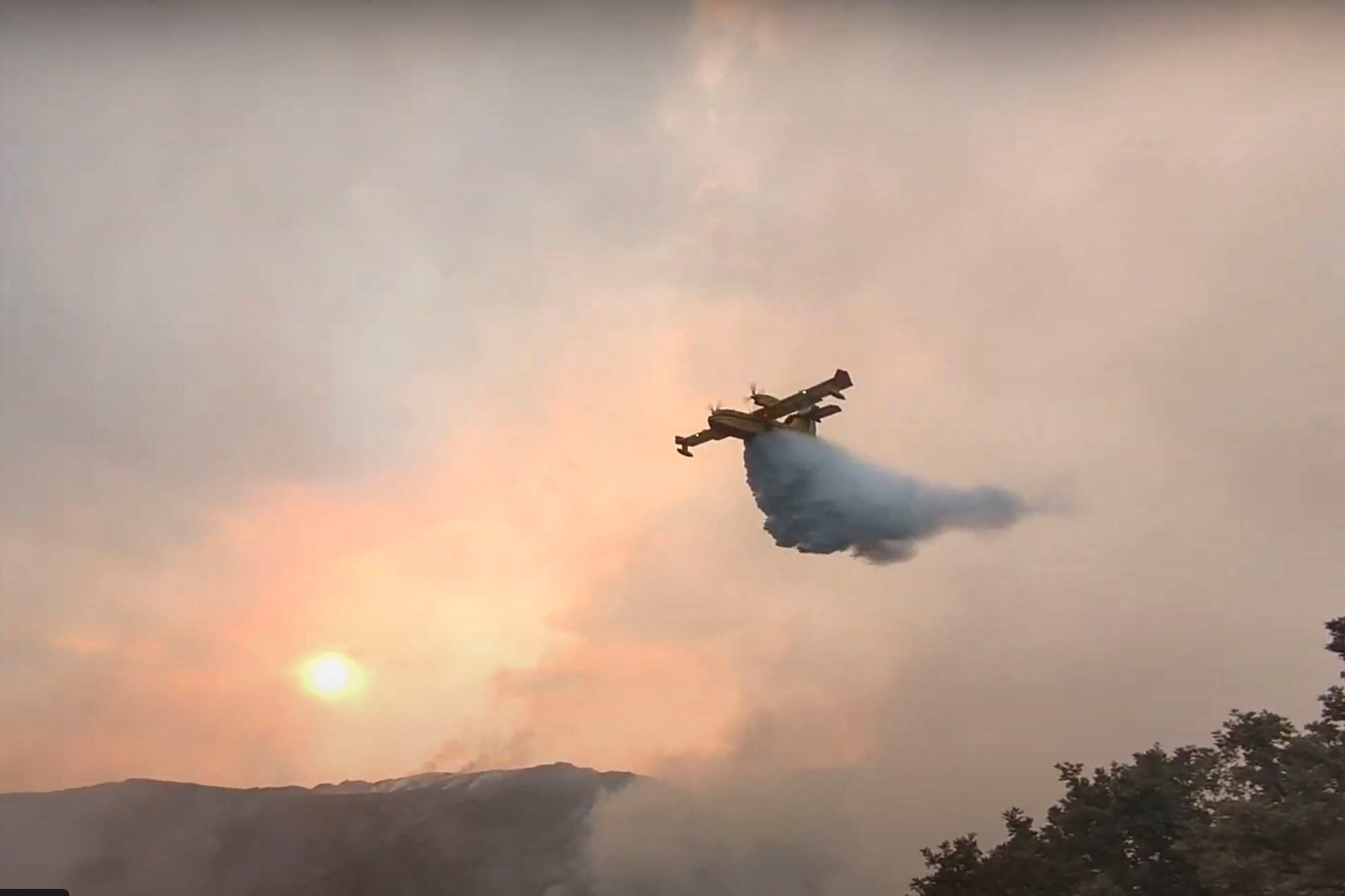 Un hidroavión ataca un incendio