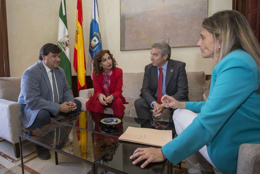 El alcalde de Huelva, Gabriel Cruz; la ministra de Hacienda, María Jesús Montero; el delegado del Gobierno en Andalucía, Lucrecio Fernández; y la concejal de Economía, María Villadeamigo; en el Ayuntamiento de Huelva.