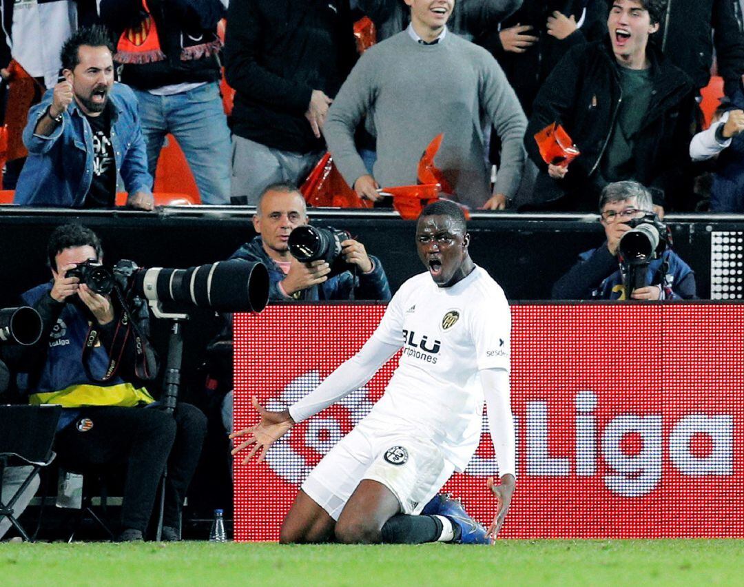 El defensa francés del Valencia Mouctar Diakhaby, festeja su gol del empate durante el partido contra el Sevilla
