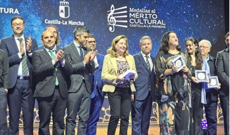 Ana Ramíerez, en el centro, recoge el premio al Mérito Cultural de Castilla-La Mancha en representación de toda la asociación de las Amigas de la Lectura de Cuenca.