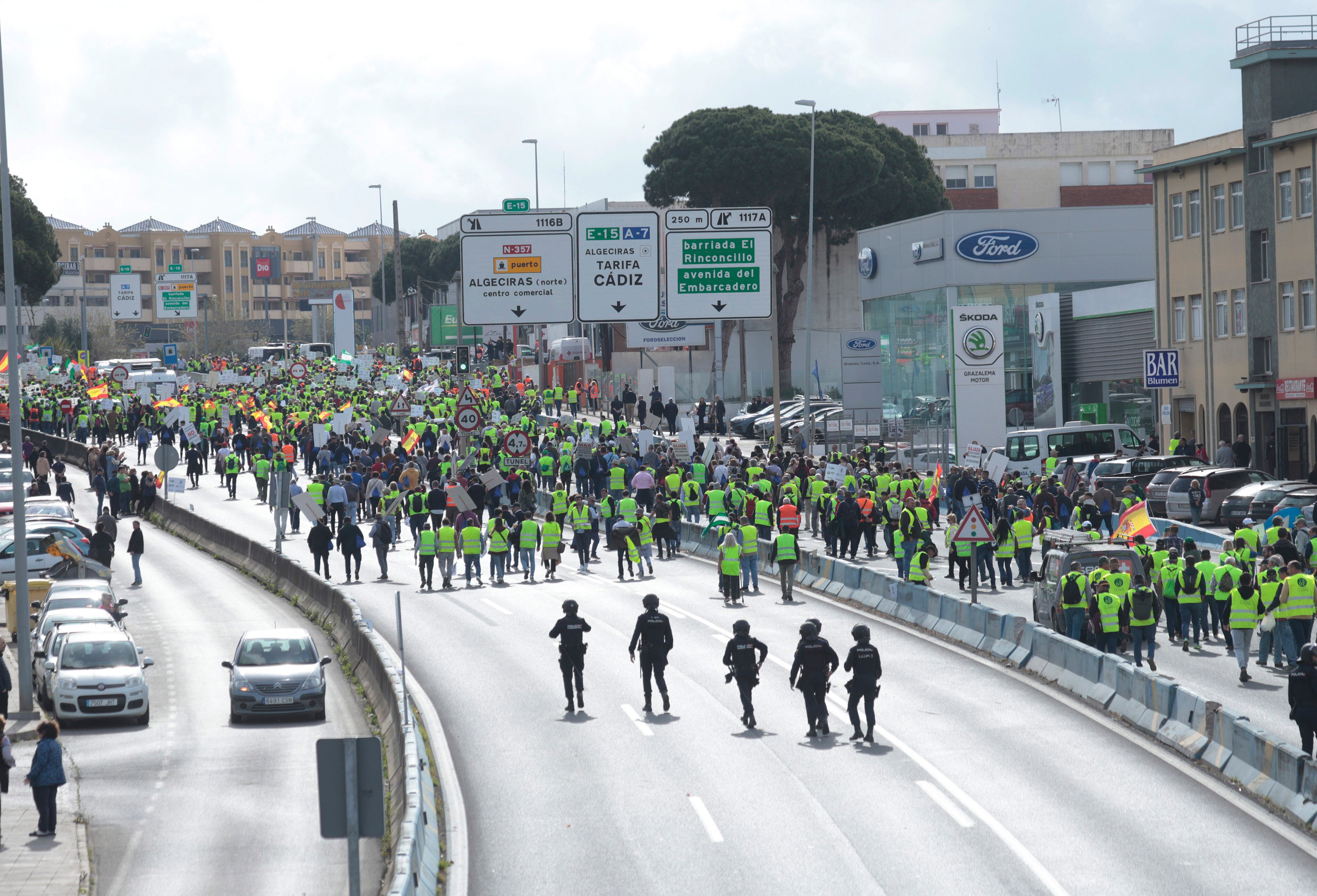 GRAFAND9096. ALGECIRAS (CÁDIZ), 22/02/2024.- Agricultores de toda Andalucía cortan la carretera y se dirigen para bloquear el puerto de Algeciras (Cádiz), la principal entrada marítima a la Unión Europea de productos de importación de terceros países como Marruecos, convocados este jueves por las organizaciones agrarias. EFE/A.Carrasco Ragel.