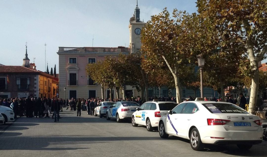 Taxistas de Alcalá de Henares reunidos en la Plaza Cervantes. 