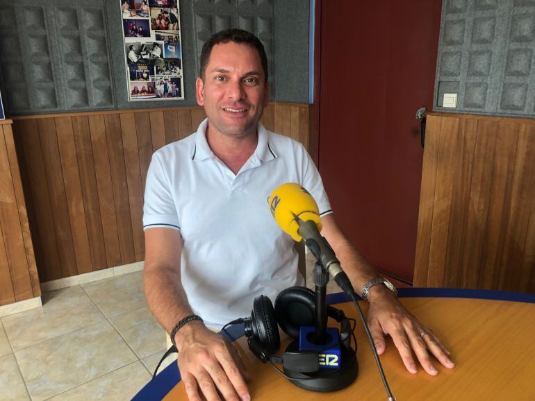 Alberto Serra, de la firma Vintage Ibiza, en los estudios de Radio Ibiza SER