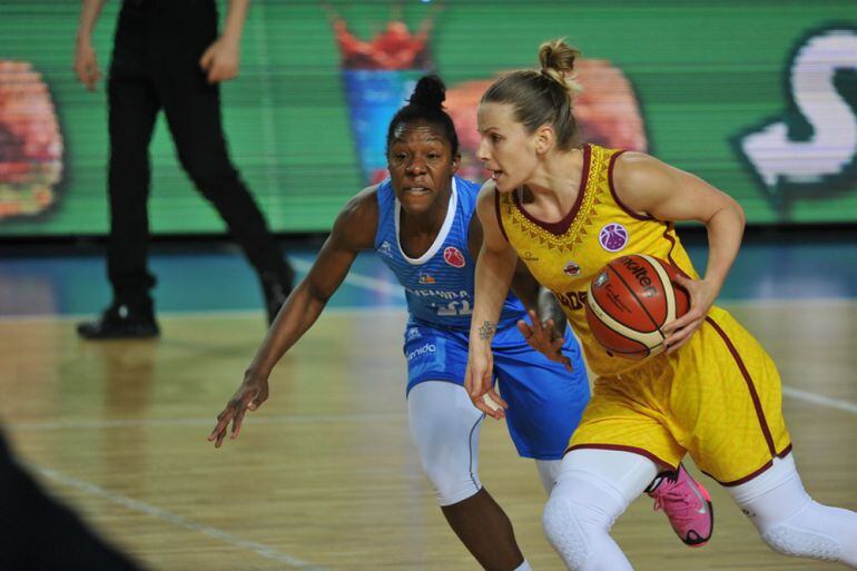 Chrissy Givens, en una acción defensiva ante el Oremburgo. 