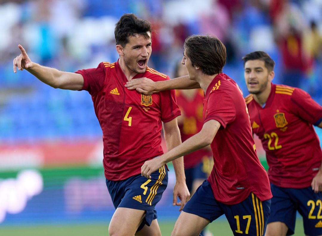 Hugo Guillamón celebra con sus compañeros uno de los goles del partido