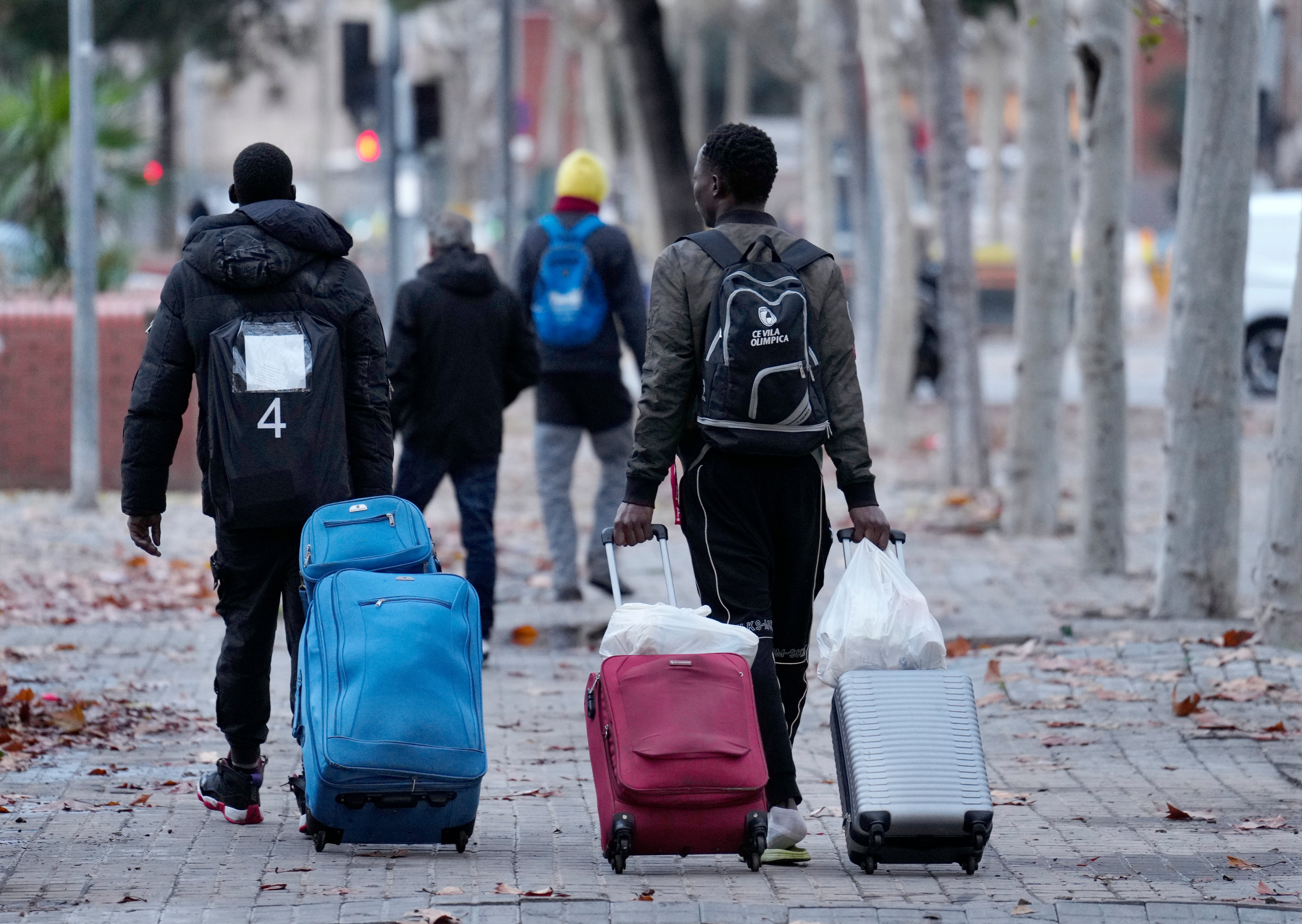 Decenas de personas se quedan sin lugar al que ir tras el desalojo del Badalona IX. EFE/ Alejandro Garcia