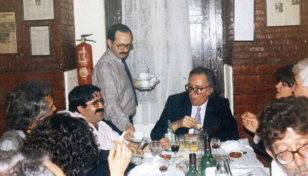 Joaquín Racionero sirve la cena al jurado. Umbral pidió una botella de vino y una manzana.