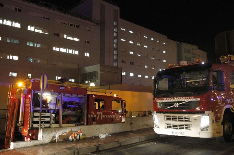 El incendio que se declaró poco antes de las 21:00 horas en el Hospital de la Candelaria ha sido sofocado poco después de las 23:00 (hora canaria)