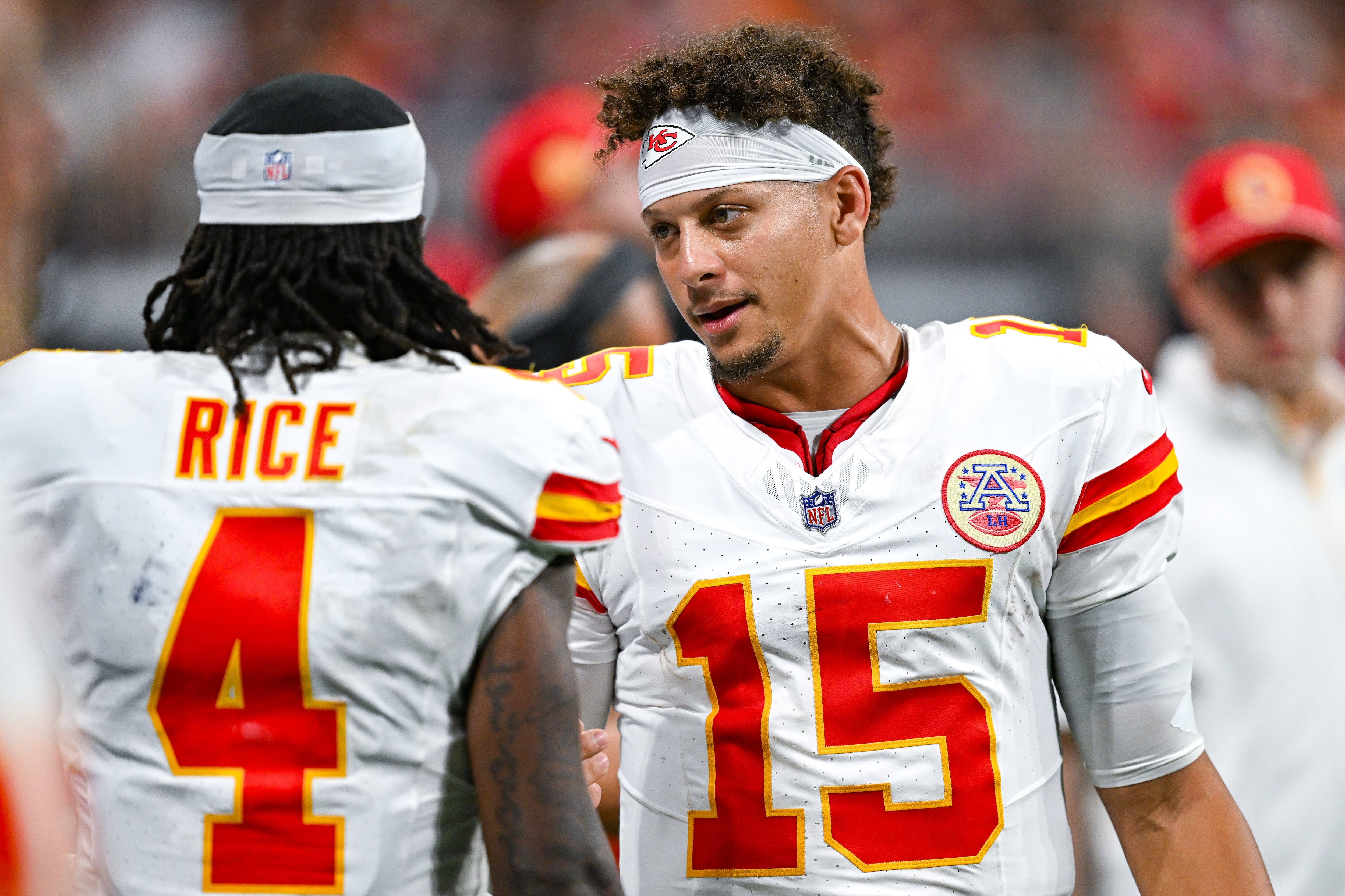 Patrick Mahomes y Rashee Rice se saludan durante un partido