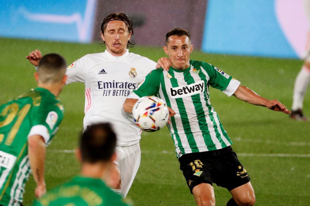 GRAF1711. MADRID.- El centrocampista del Real Madrid Luka Modric (c) pelea un balón con Andrés Guardada, del Real Betis, durante el partido de Liga en Primera División que disputan esta noche en el estadio Afredo Di Stéfano, en Madrid. EFE Juan Carlos Hid
