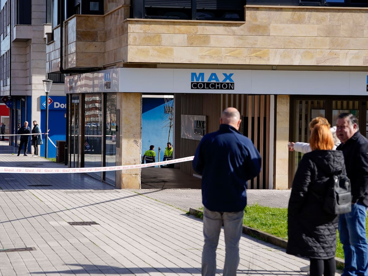 Dos fallecidos en Gijón al invadir una acera una grúa municipal