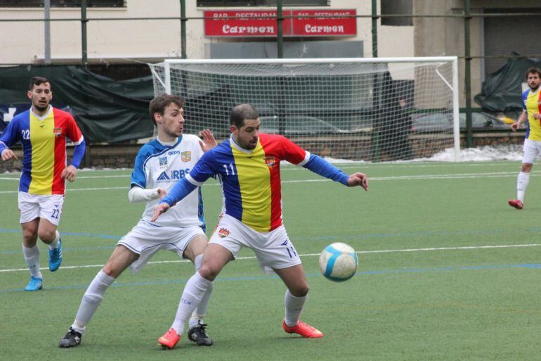Riera rep la pressió d'un jugador del Borges Blanques