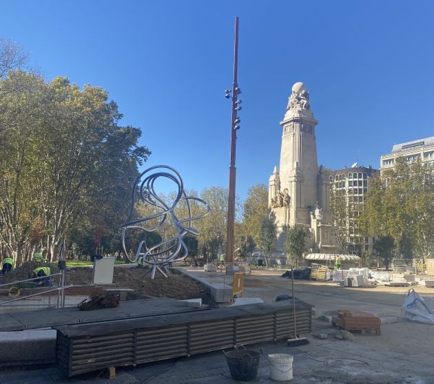 Una de las dos esculturas y el nuevo diseño de farolas.