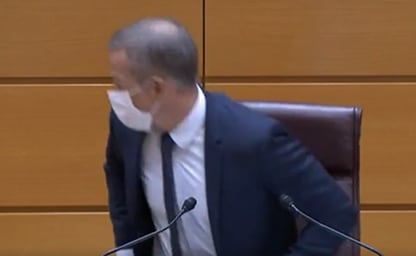 El presidente del Senado, Ander Gil, justo en el momento de la caída de Narbona