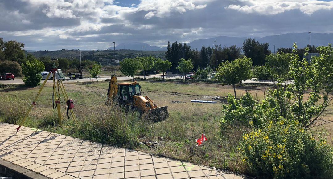 Máquina trabajando en los terrenos del Olivo Arena de Jaén capital.