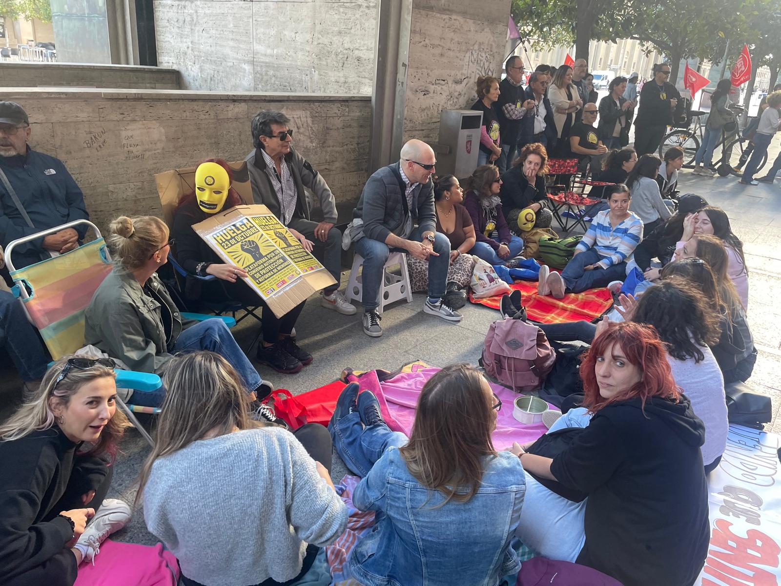 Concentración de los trabajadores de centros de menores en Zaragoza