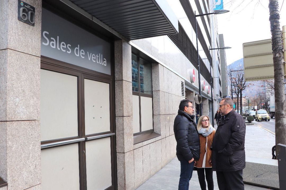 Els candidats d'En comú per Andorra la Vella visitant la sala de vetlles