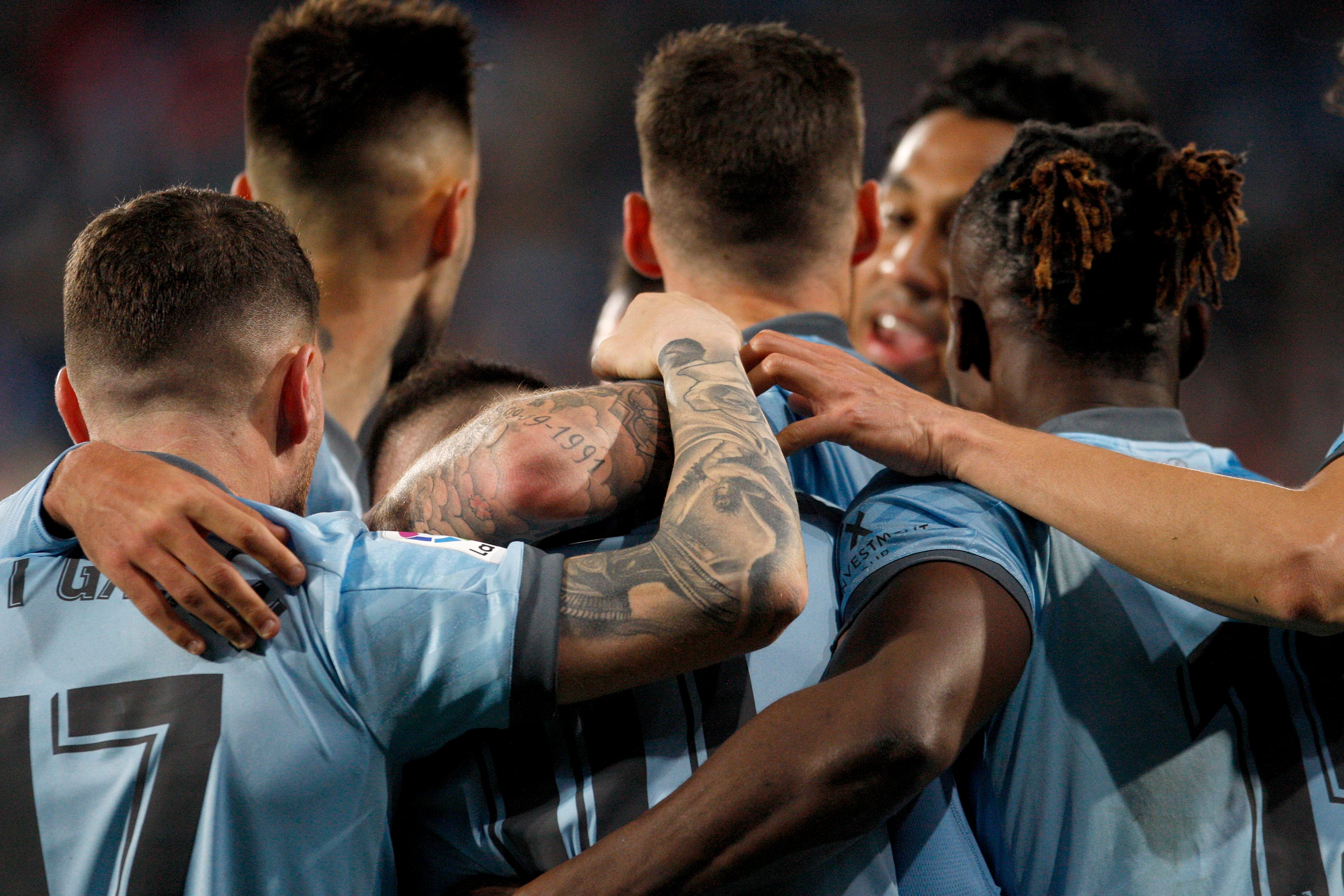 VIGO, 06/03/2022.- Los jugadores del Celta de Vigo celebran el gol de Iago Aspas ante el RCD Mallorca, cuarto del equipo vigués, durante el partido de la jornada 27 de Liga en Primera División que Celta de Vigo y RCD Mallorca juegan este domingo en el estadio de Balaídos, en Vigo. EFE / Salvador Sas